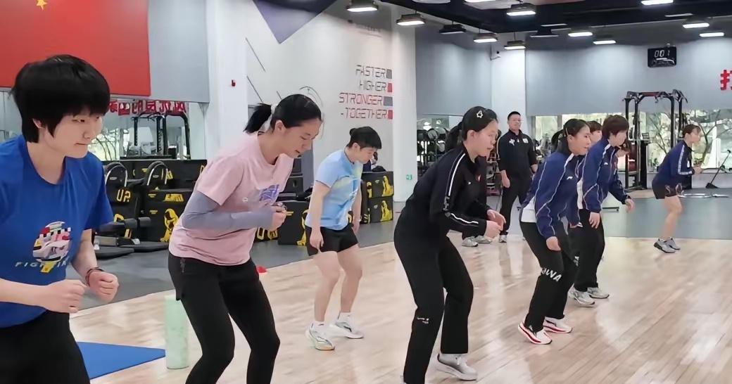 国乒冬训曝光！孙颖莎长跑王楚钦冲刺，王曼昱一脸严肃蒯曼欢笑