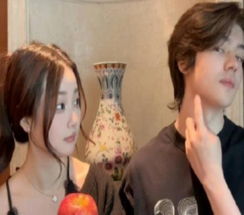 Kitty分享场下花絮：VKSBoal选手挑战切苹果！