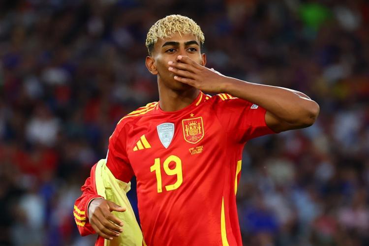 巴萨也不装了！亚马尔集训当天因伤退出国家队，西班牙主帅忍不了