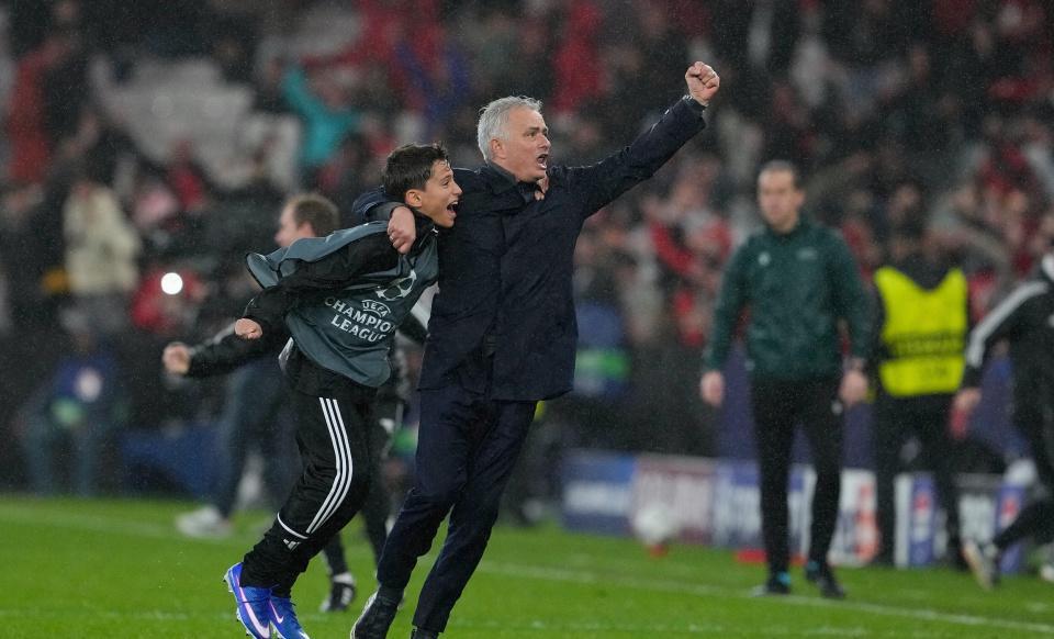 63岁穆帅狂奔！率队欧冠逆袭：最后1秒压哨晋级附加赛或再遇皇马