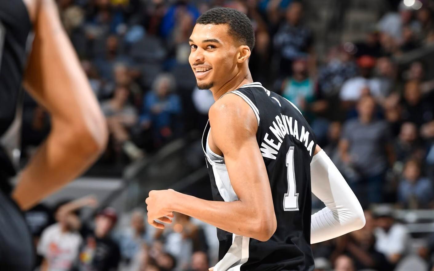 拒绝田忌赛马，皮尔斯：文班这样的超级巨星不该接受替补角色