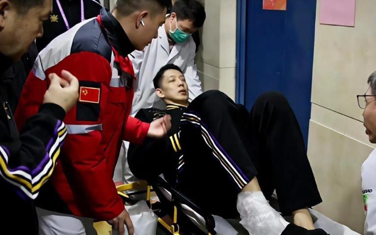 北控遭噩梦！沈梓捷90度崴脚，现场大喊“响了”，送医照片曝光！