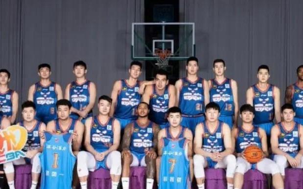中国男篮再出现丑闻，冠军球队欠薪被投诉到国际篮联，将面临退赛