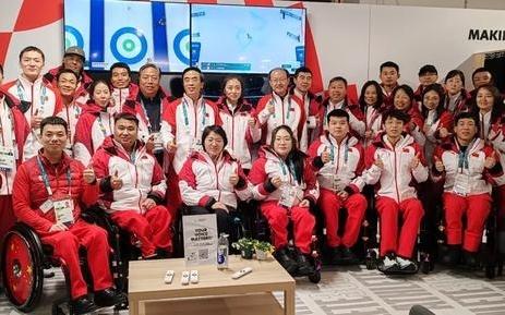 中国残联主席程凯一行在意大利科尔蒂纳观赛并看望残疾人运动员