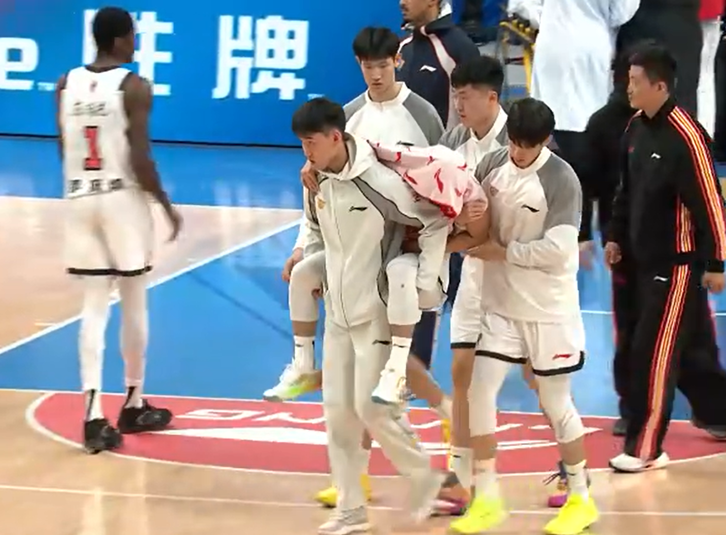 突发！徐杰被周琦撞重伤，被队友背出场令人担忧