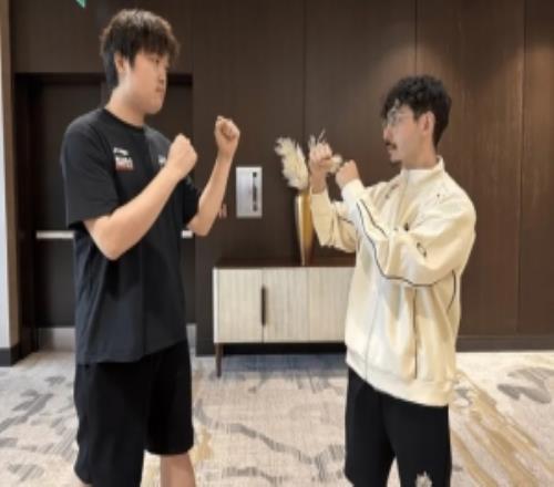 G2晒Bin与BrokenBlade合照：这周六超级彬大战上单教父