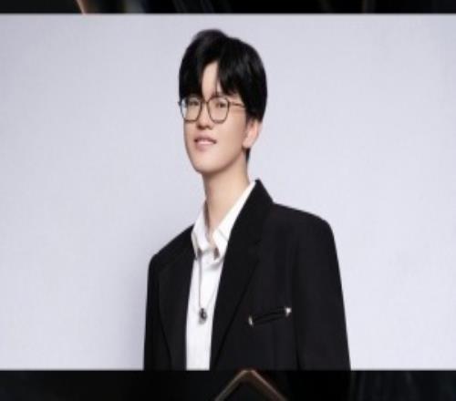 找到工作了今日赛后Jiejie担任瑞士轮第二轮抽奖嘉宾