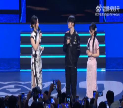 水平真差！豆瓣网友批评余霜采访失误太多：对着念几个字母都能念错吗