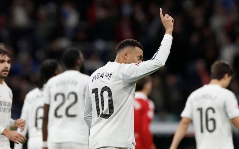 阿斯：众志成城，皇马希望复刻巴萨上赛季联赛翻盘夺冠的轨迹