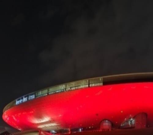 主持刘航晒梅赛德斯中心照为LPL应援：彩排结束明天开怼！