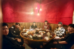 IG发布选手聚餐合照：晚上训练结束后生日大家一起出去吃个饭