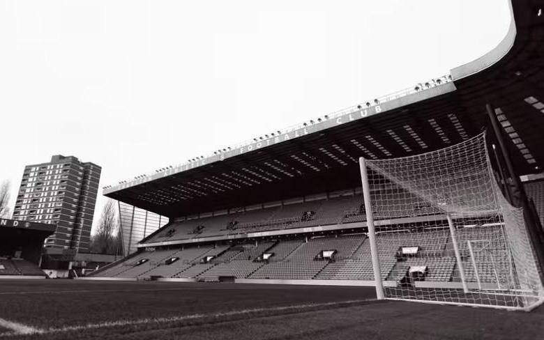 查尔顿官方：一名主队球迷在看台突发