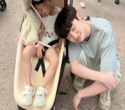 doinb分享带娃出游照:玛雅公主回家了