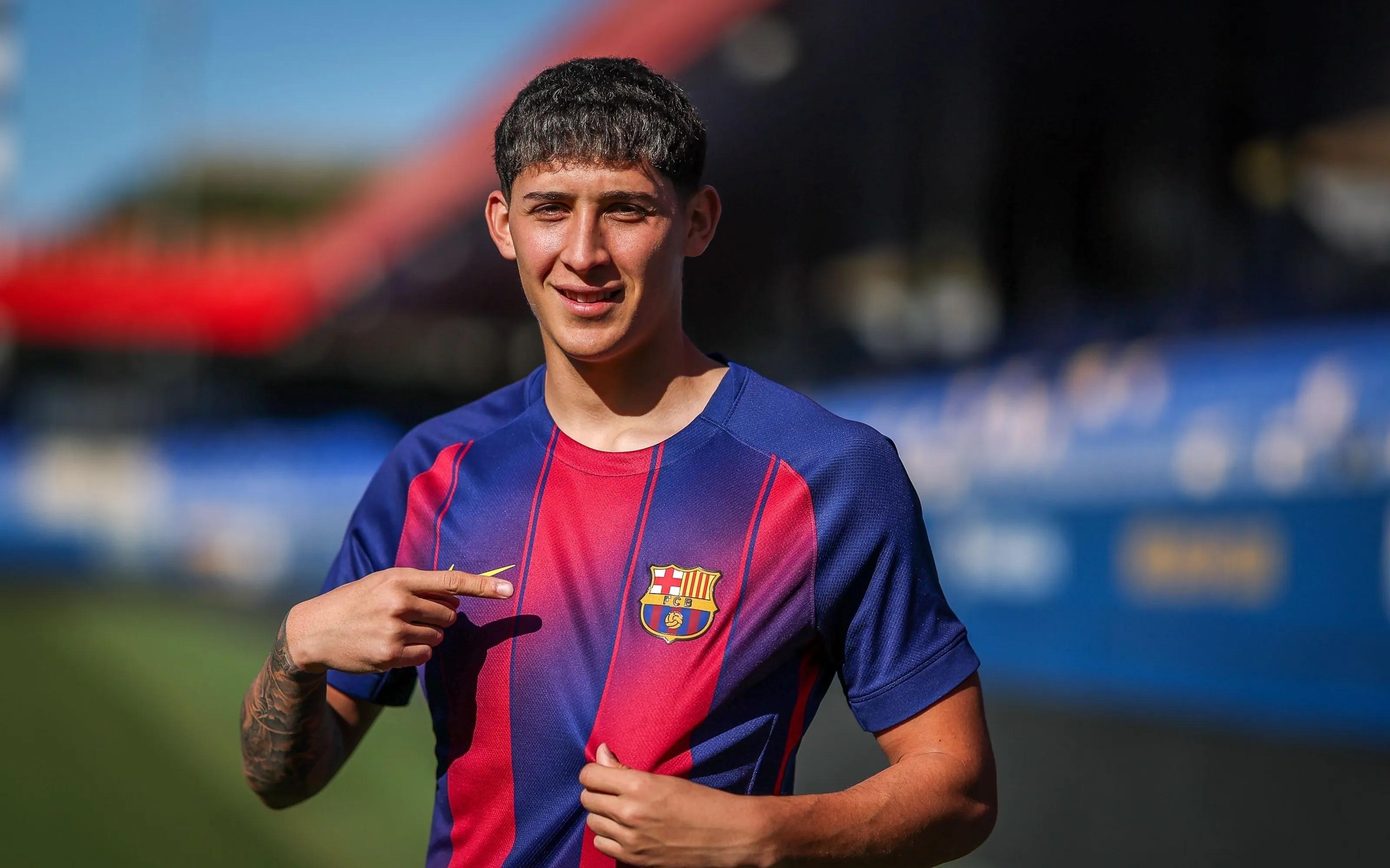 官方：巴萨租借签下19岁乌拉圭后卫帕西菲科，他将加盟B队