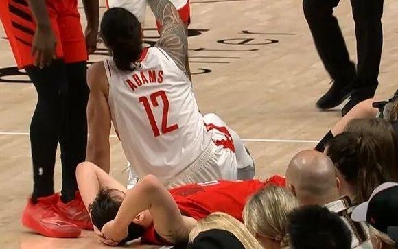 一图流杨瀚森太拼了，飞扑抢断海王，头差点被坐爆了，太惊险了！