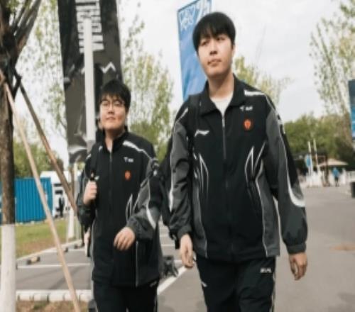 大战将至！LOL官推晒TES和KT抵达比赛现场照片