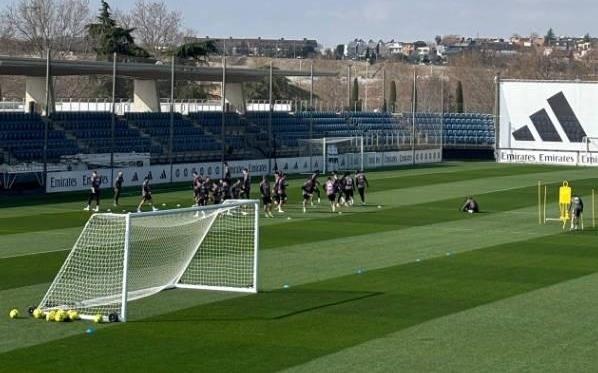 TA跟队：赫伊森参与皇马今日训练，卡马