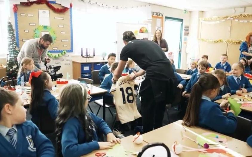 太阳报：格拉利什走进校园，为一位经历