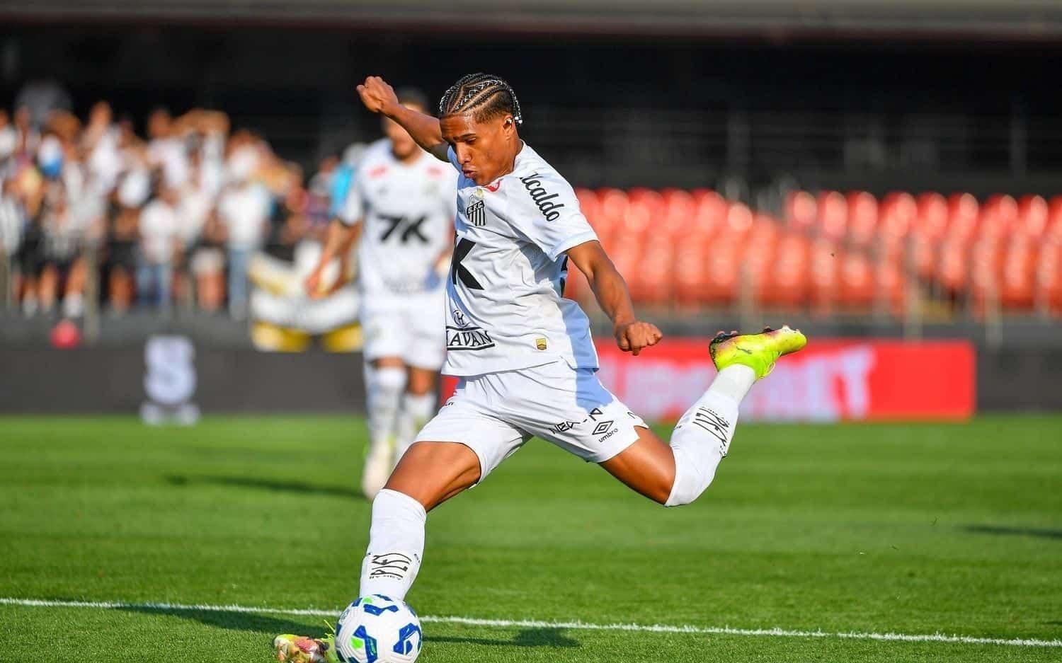 跟队记者：热刺确实对桑托斯左后卫索萨感兴趣