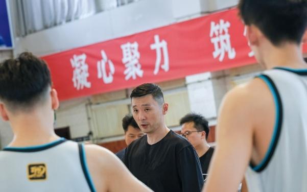 正式官宣!CBA名将加盟新疆男篮,辅佐刘炜,全力冲击前四