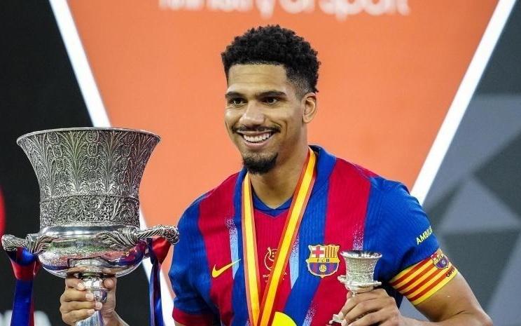 每体：弗里克原本没打算让阿劳霍上场，但德容红牌改变了计划