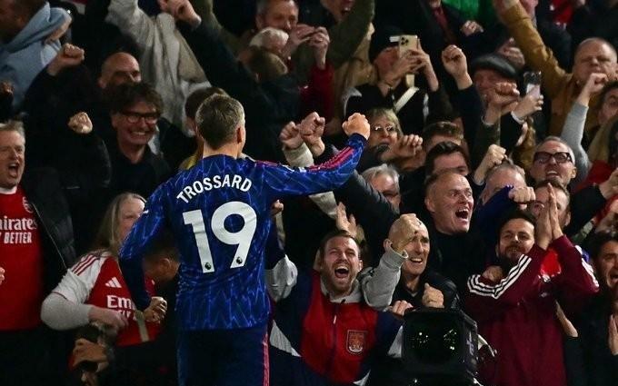 记者：哲凯赖什、热苏斯随队抵达斯坦