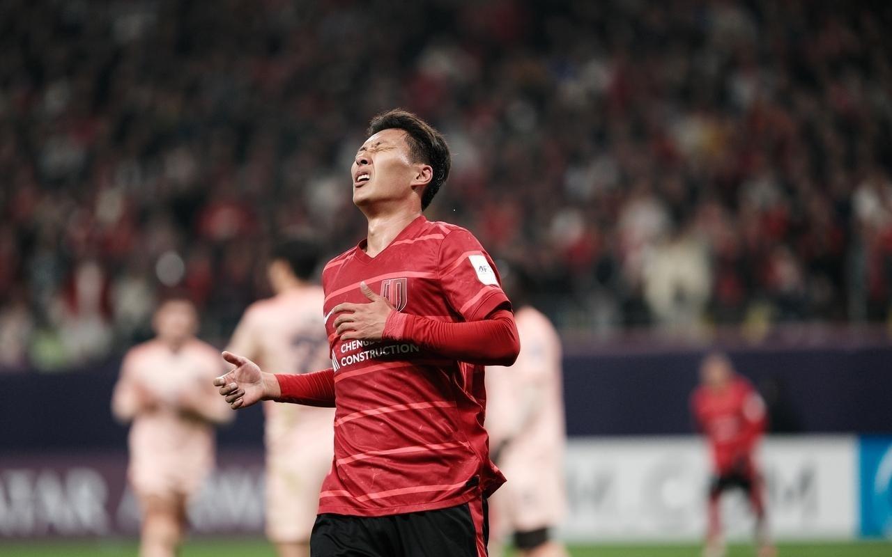 看不懂，在俱乐部踢不上球却能进国足