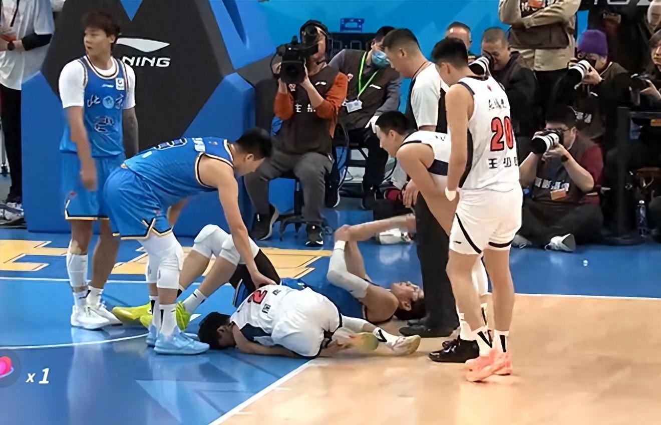 晴天霹雳！徐杰左踝扭伤+内侧副韧带损伤，需休战多场，广东难了