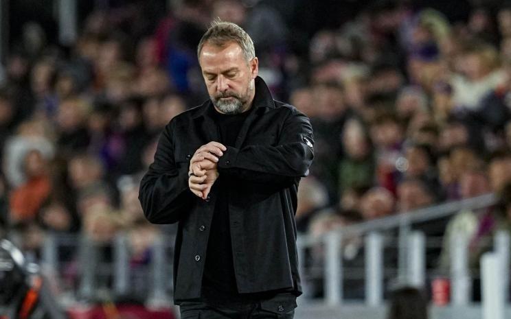 世体调查巴萨冬窗引援位置：40.6%受访者选中锋，中后卫20.3%