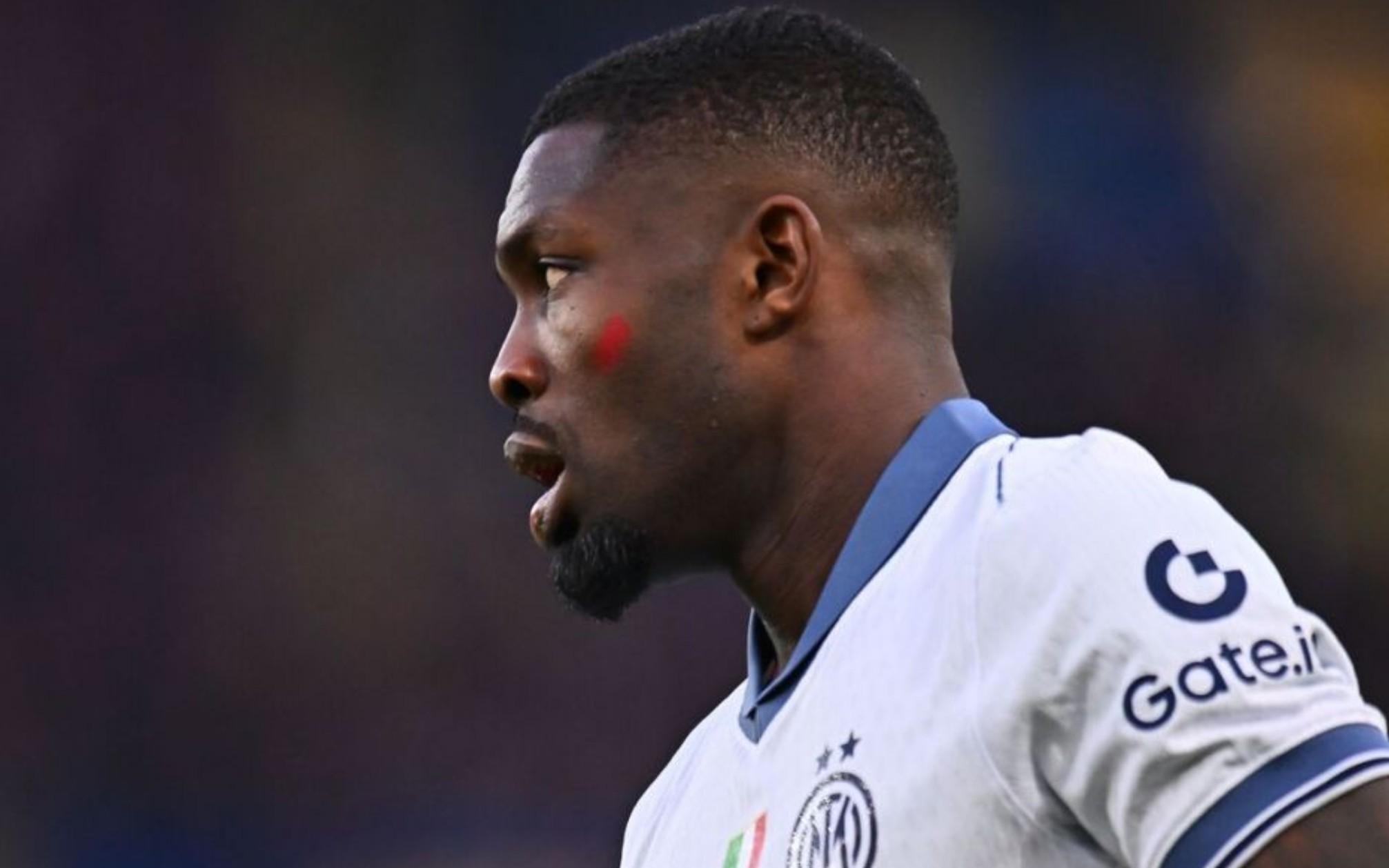 意甲球员在第十二轮比赛中涂上红色面彩，向针对女性的暴力说不