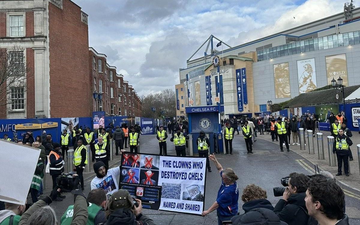 抗议BlueCo，切尔西球迷在斯坦福桥场