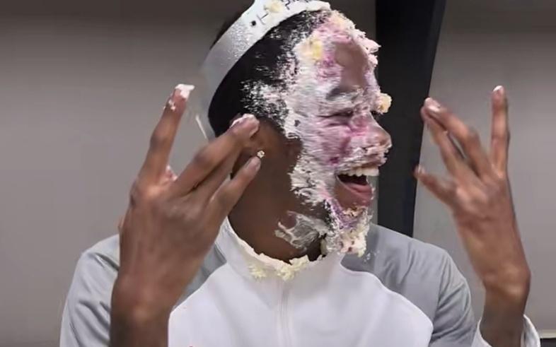 萨姆纳生日会！徐杰撇走水果，胡明轩跃跃欲试，被砸蛋糕依然开心