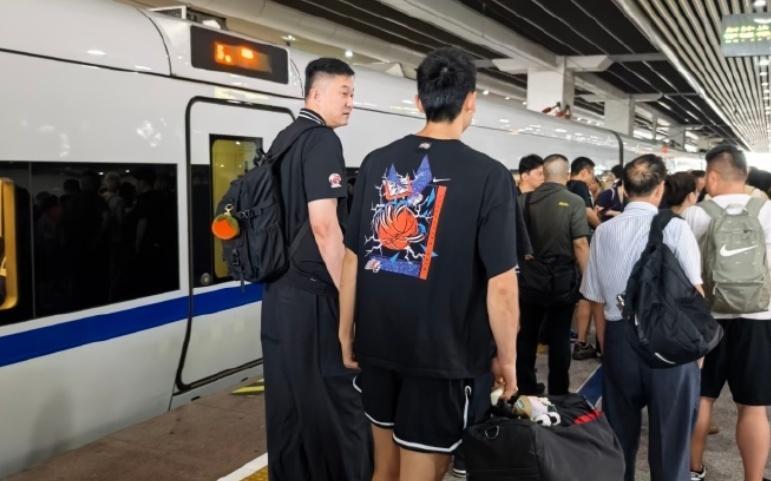 期待回归首秀!崔永熙目前已经跟广东队会和
