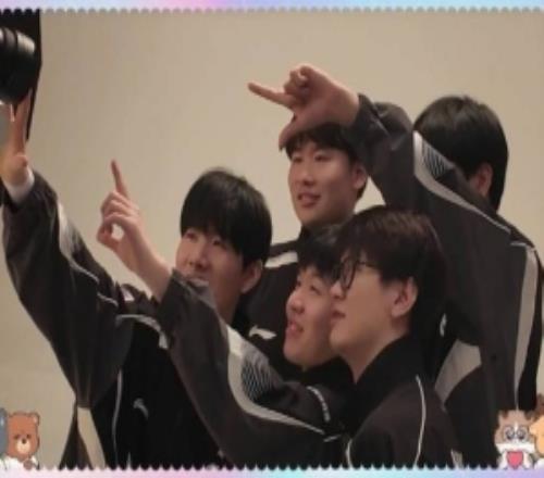 iG发布S15世界赛定妆照花絮：世界赛加油！