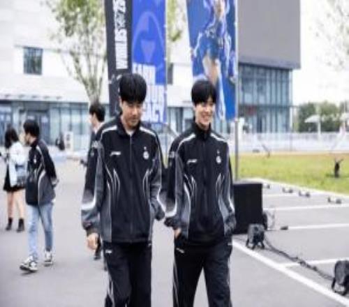 韩网热议iGvsT1第二局：两队上单各捐献一局中路这么秀上野送了