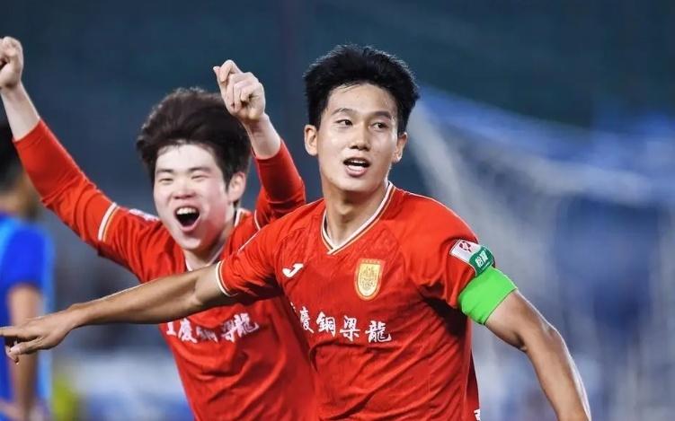 欢迎！中国男足21岁天才登陆中超，2夺本土金靴，王钰栋对手来了