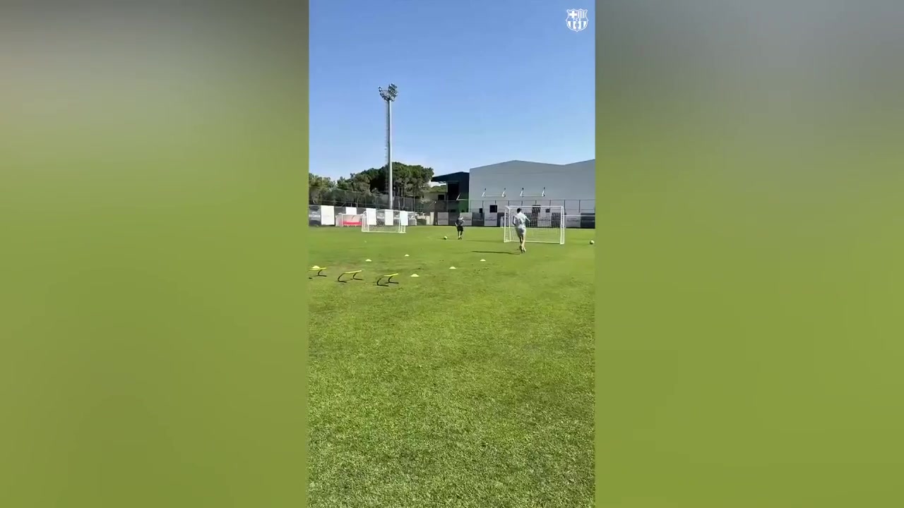 备战新赛季！每体：莱万开始健身房和草地训练，练习射门等项目
