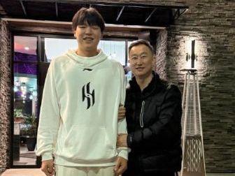 刘维伟回国寄语杨瀚森：未来不会顺利每天都要进步获赠签名球衣