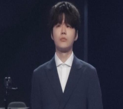 也别太恨了吧！豆瓣网友质疑腾竞做签：刘青松一直在低头找球