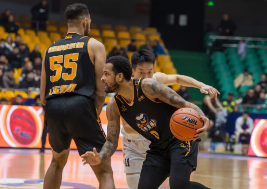 齐鲁篮球情未了，少帅对决见真章，山东男篮胜贵州收获主场三连胜