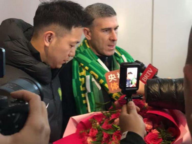 北京国安主帅蒙哥马利抵京，张稀哲手捧鲜花迎接，球队5天后集结