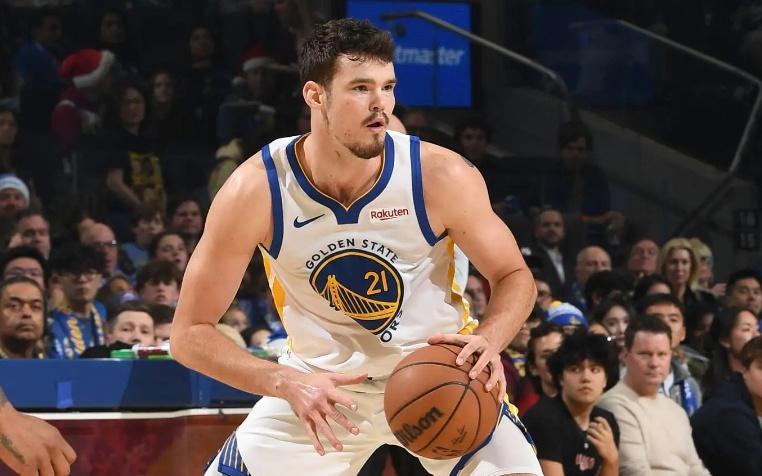 最近一段时间的状态惨不忍睹！勇士内线新星会跌出先发阵容吗