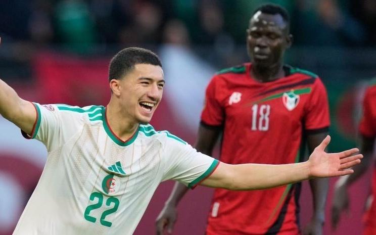 世体：巴萨正在关注阿尔及利亚中场马扎，已派球探现场考察他