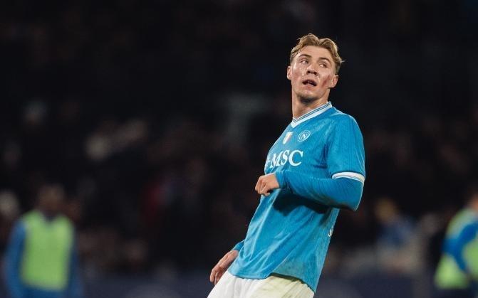 霍伊伦双响造36年纪录，那不勒斯21登