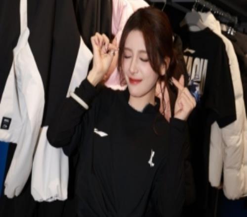 Rita晒照：在李宁门店跟小塔见面了吗衣服都太好看！