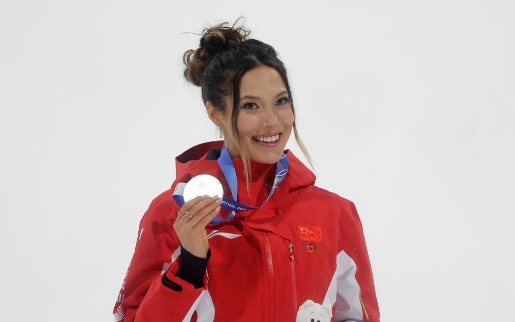 谷爱凌再添一银，创造历史背后，她的“敢于上场”更珍贵