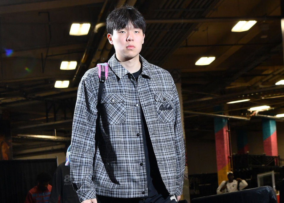 美媒：杨瀚森被现实浇了一盆冷水面临白白浪费新秀赛季风险