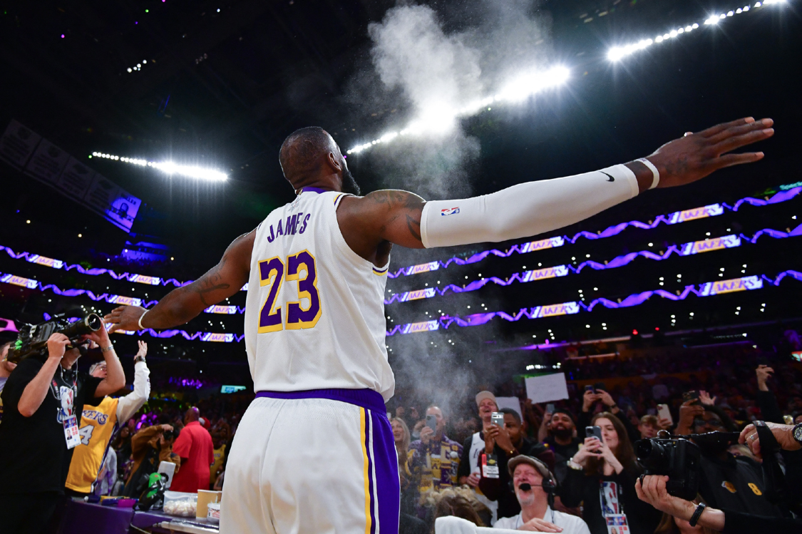 历史第一人!詹姆斯至今20年打圣诞大战!高于NBA18支球队!