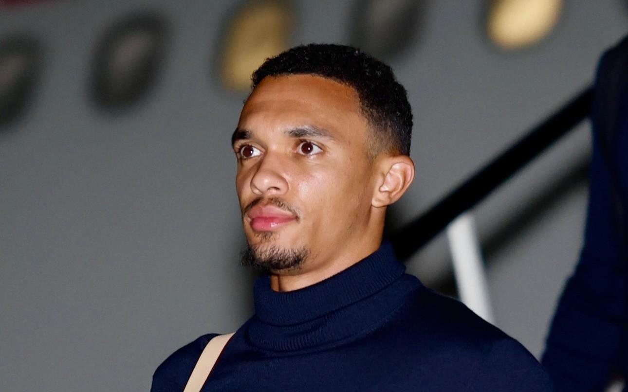 即将面对旧主，阿诺德晒抵达利物浦照