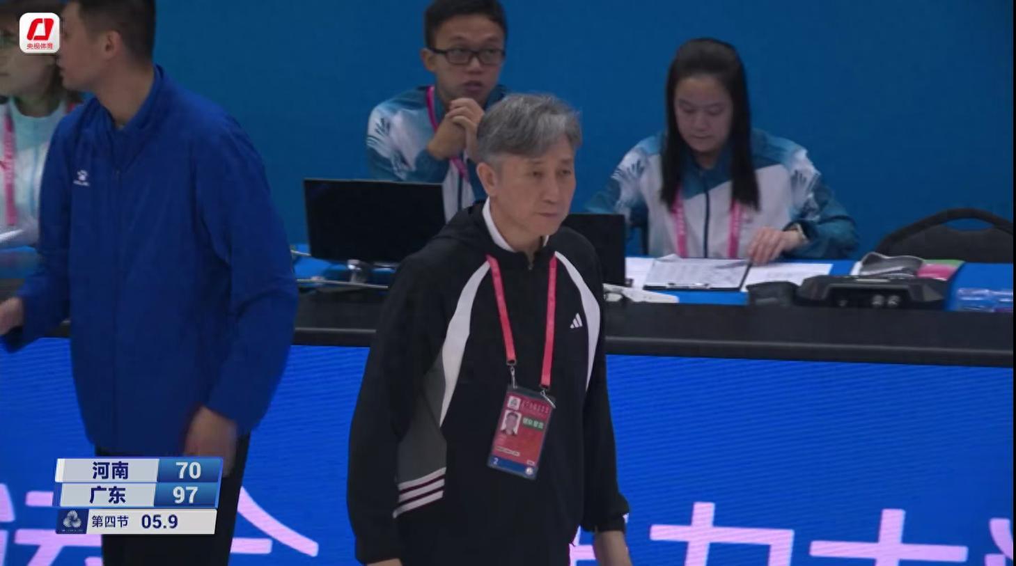 0分0板0助0抢断+1失误，却被郑永刚安排打首发，粤蜜：真是看不懂